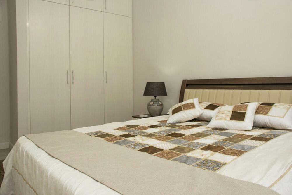 Luxury 2-bedroom With Shared Pool 2 Mins To Pereybere Appartement *
